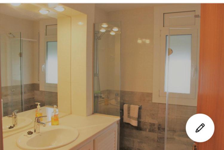 Llança Apartament Amb Terrassa I Parking מראה חיצוני תמונה